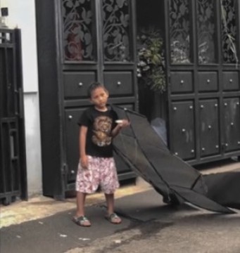 Anak Mpok Alpa main layangan. (Instagram)